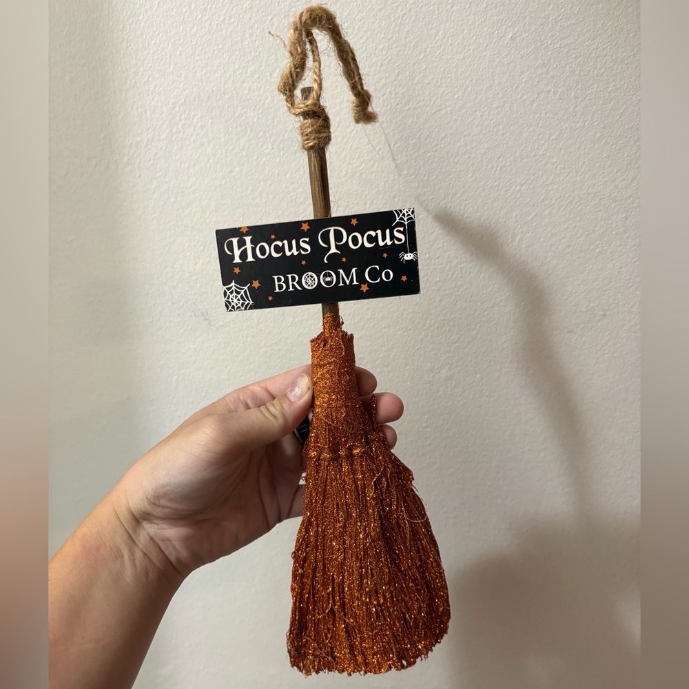 HALLOWEEN SPARKLY HOCUS POCUS BROOM DECOR